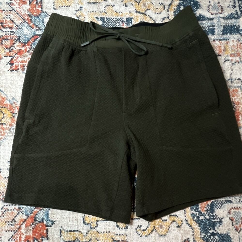 Lululemon Men's At Ease Short 7" Size Medium Dark Olive Green Waffle Knit